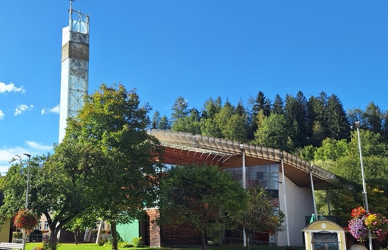 Pfarrarchiv Die moderne, vom Architekten Volker Giencke gestaltete, Kirche zählt zu den denkmalgeschützten Objekten der Gemeinde.