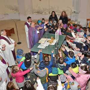 Kinder im Altarbereich während der Eucharistiefeier