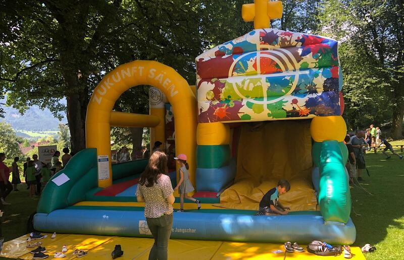 Hüpfburg am Kinderfest / Barbara Kabas Das Kinderfest in unserer Pfarre war ein voller Erfolg.