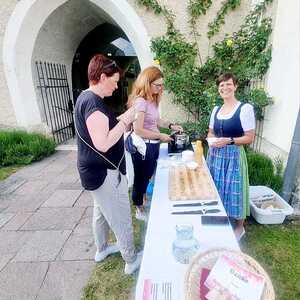 Kulinarische Begegnung am Kirchplatz