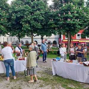 Kulinarische Begegnung am Kirchplatz